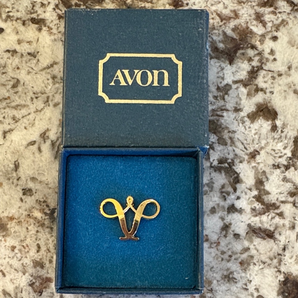 Vintage Avon Gold-Tone pin with Elegant Design